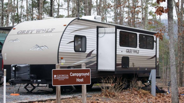 How to Find Seasonal Jobs While Traveling in the USA: A Guide for RV and Camping Enthusiasts